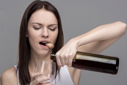 Почему женщины начинают пить алкоголь?