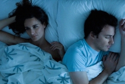 По каким причинам супругам стоит спать раздельно?