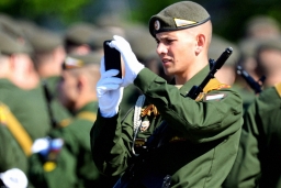 Какой телефон стоит взять в армию?