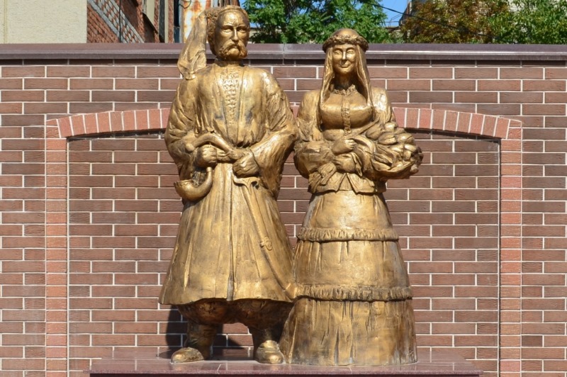 Памятник первым переселенцам – черноморскому казаку и казачке
