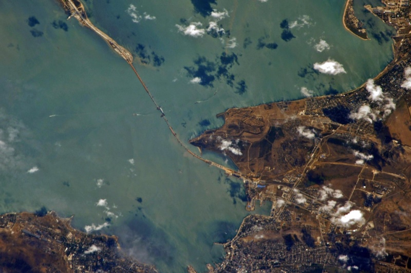 Российский космонавт опубликовал фотографию Крымского моста с орбиты МКС.
