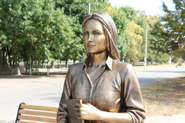 Памятник первой учительнице в ст. Полтавской.