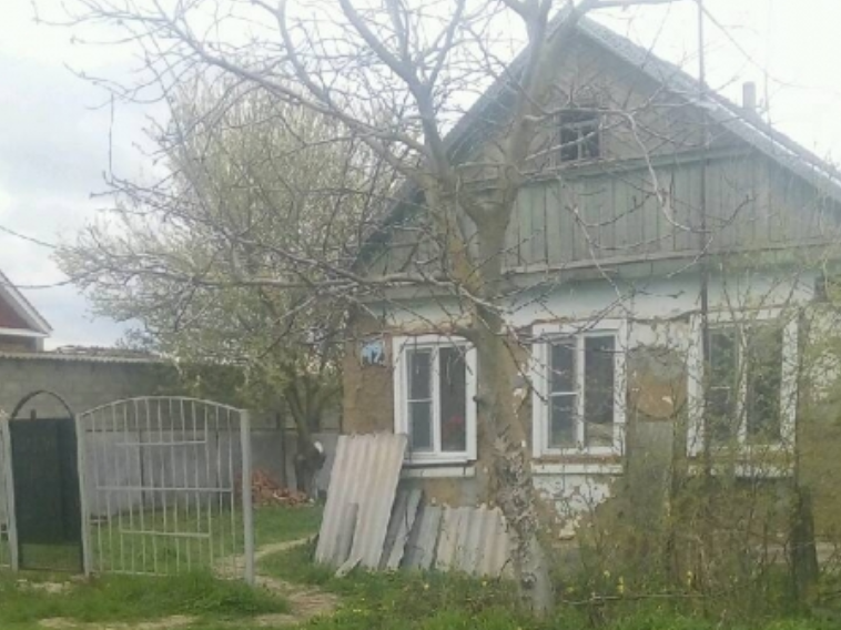 Продам дом в ст. Полтавской требующий ремонт.