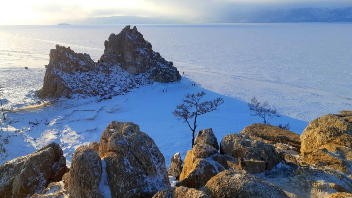 Скала Шаманка на озере Байкал
