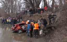 Упавшая с моста в г. Славянске-на-Кубани иномарка числится в угоне!