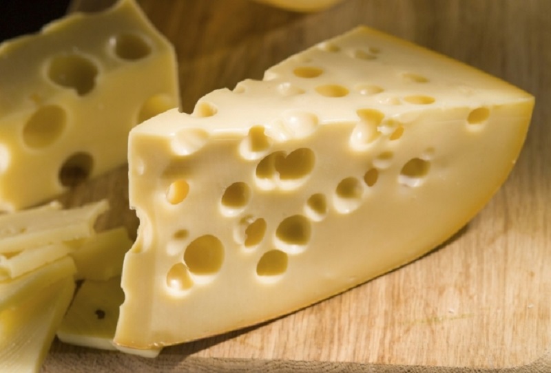 На рынке в ст. Полтавская у торговой точки изъят из оборота запрещенный к ввозу сыр.