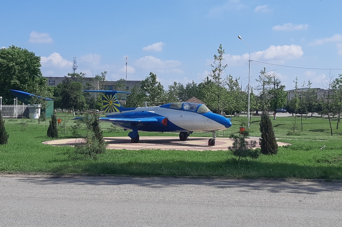 Самолет в центре станицы Полтавской