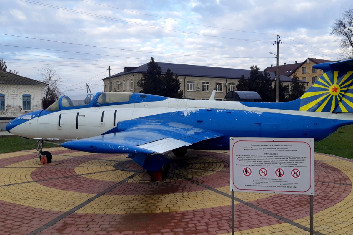 Памятник Самолет L-29 DELFIN Полтавская