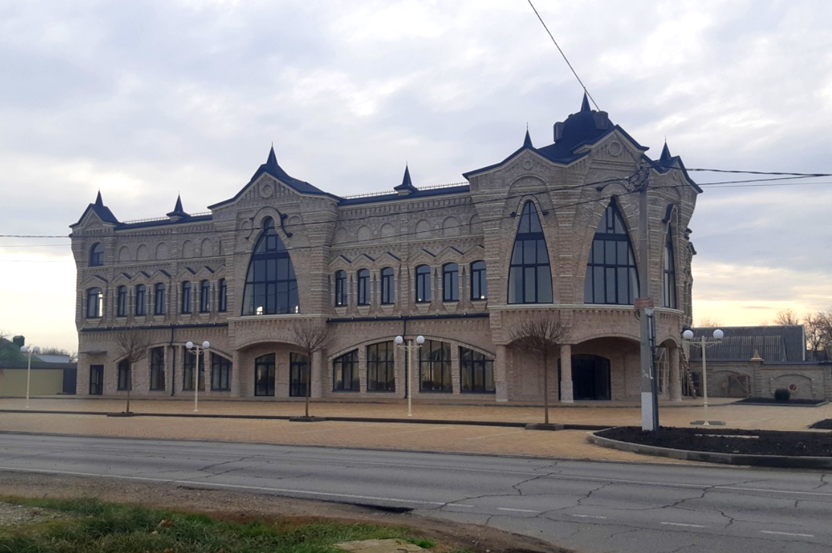 Новый торговый центр на углу улиц Жлобы и Казачьей в Полтавской