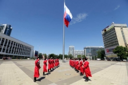 Государственный флаг России подняли над Главной городской площадью Краснодара