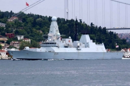 Российский корабль открыл огонь по британскому эсминцу в Черном море